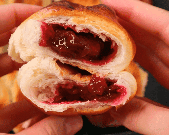 Ich backe Röllchen mit Stachelbeeren, die so weich, luftig und zart sind, dass sie im Mund schmelzen, sogar die, die keine Stachelbeeren mögen, essen sie.