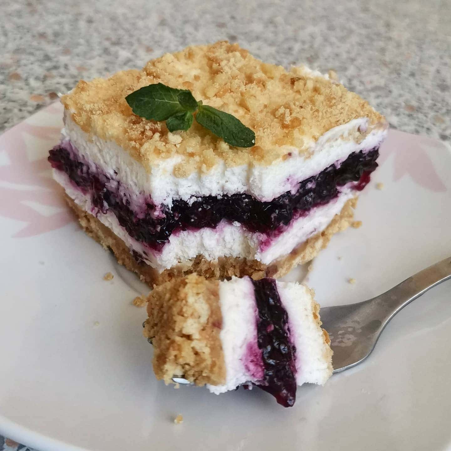 Frischkäse-Beeren-Kuchen OHNE Backen: unglaublich zartes und luftiges Dessert, das recht schnell und einfach zubereitet wird und sofort gegessen wird.