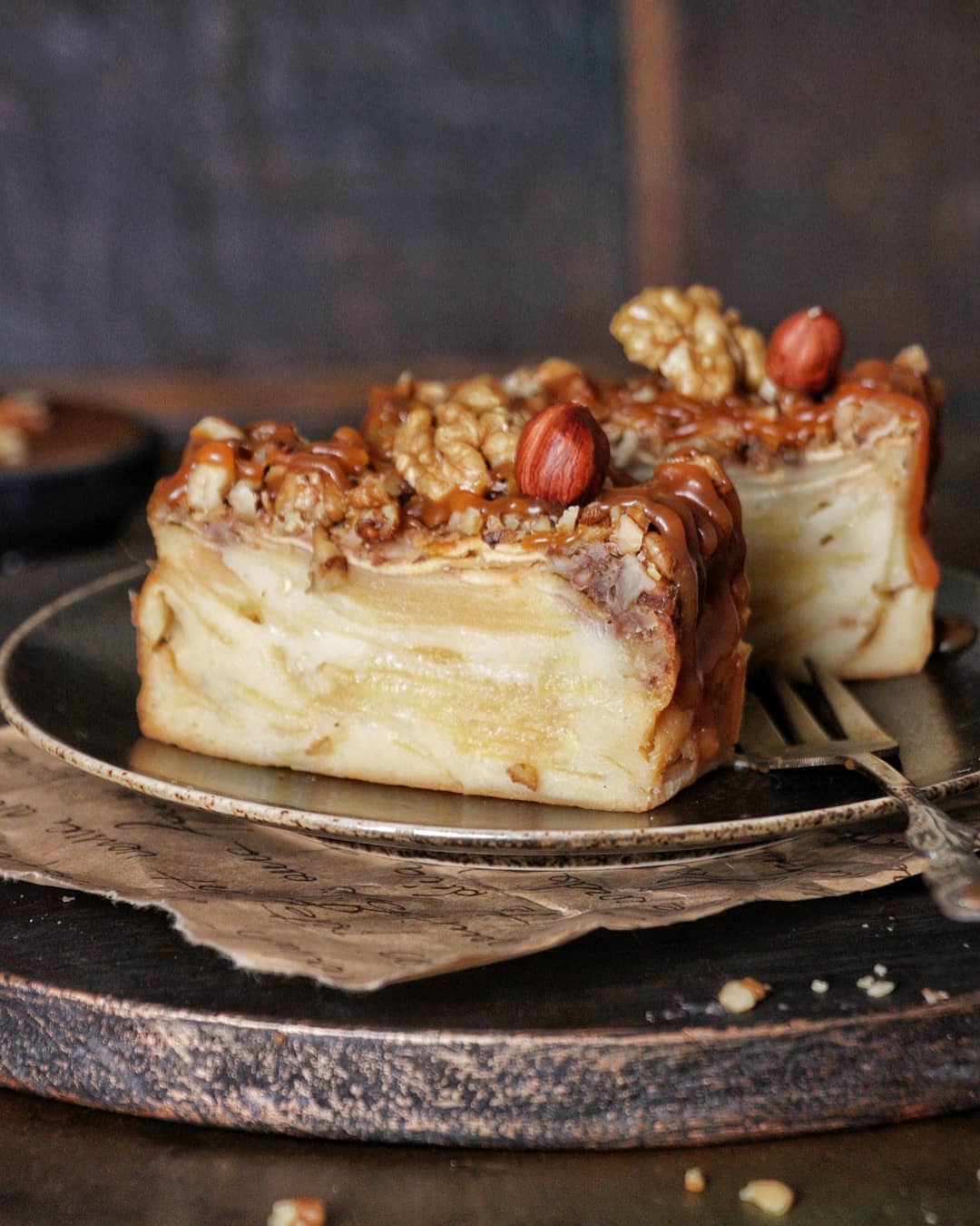 Teig ist überhaupt nicht spürbar, hier sieht es aus wie Äpfel mit gebackenem Creme - dieses Dessert ist so zart, dass es einfach im Mund schmilzt