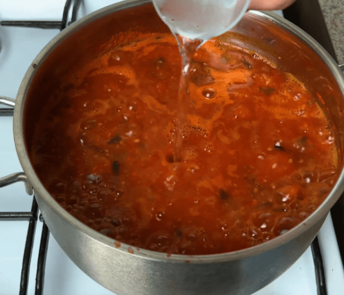 Universelle Tomatensoße für Nudeln im Winter: Ich bereite viel zu, weil sie schnell gegessen wird und so köstlich und aromatisch ist - probiert es aus