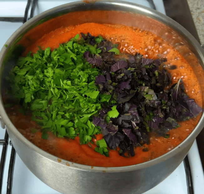 Universelle Tomatensoße für Nudeln im Winter: Ich bereite viel zu, weil sie schnell gegessen wird und so köstlich und aromatisch ist - probiert es aus