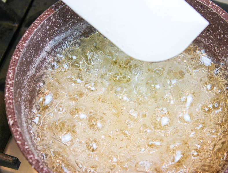 Apfel-Marshmallow - natürlich, das zarteste Dessert zu Hause zubereitet mit Handmixer
