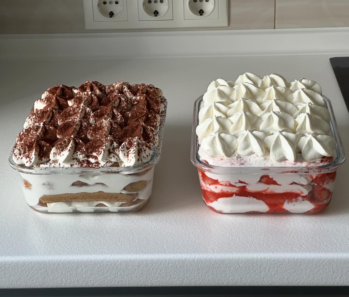 "Tiramisu" - klassisch und Erdbeer: einfaches und leichtes Rezept, ich habe mich nicht mit Eigelb herumgeschlagen