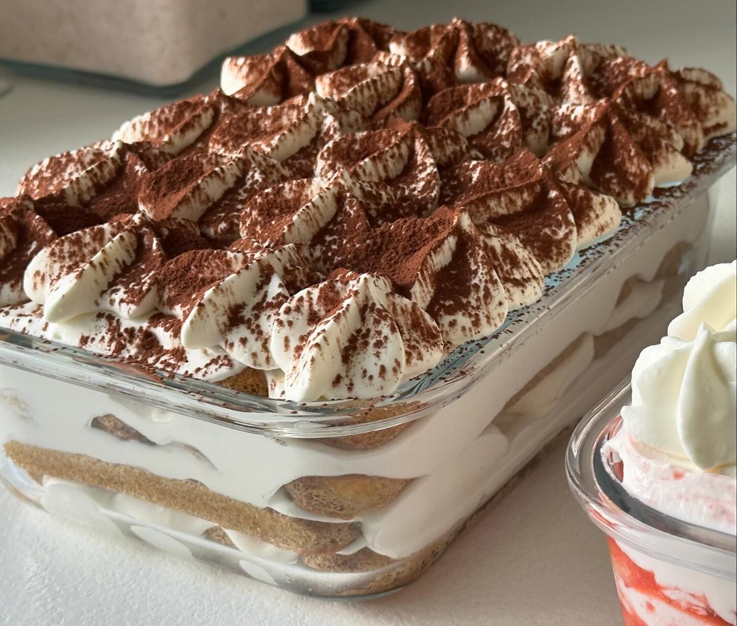"Tiramisu" - klassisch und Erdbeer: einfaches und leichtes Rezept, ich habe mich nicht mit Eigelb herumgeschlagen