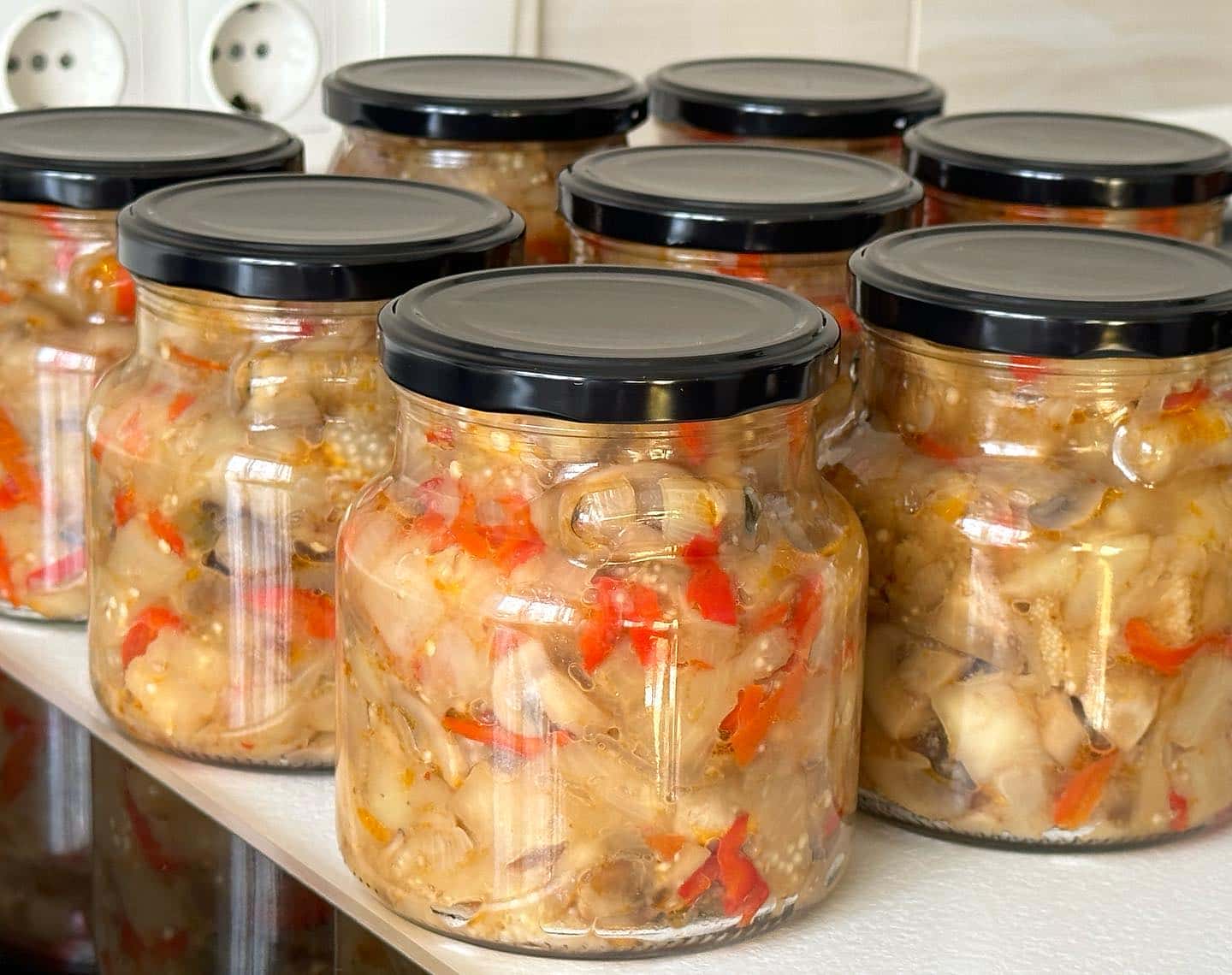 Unglaublich schmackhafter Kaviar mit Auberginen und Champignons für den Winter: Dieses Produkt verschwindet im Winter am schnellsten, wir essen es mit jeder Beilage.