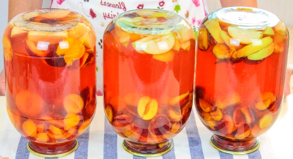 Der köstlichste Sortiment Compote für den Winter! Ein sehr duftender, duftender und reichhaltiges Getränk