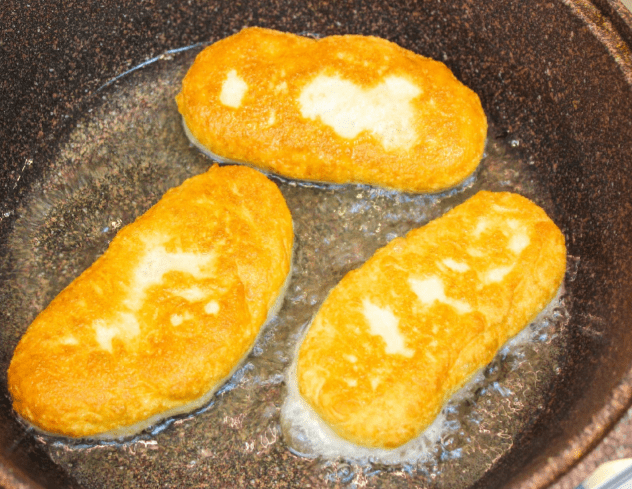 Frittierte Pirogge mit fermentiertem Kohl - pflanzliches Rezept. Die Pirogge sind sehr weich, luftig, zart und sehr lecker