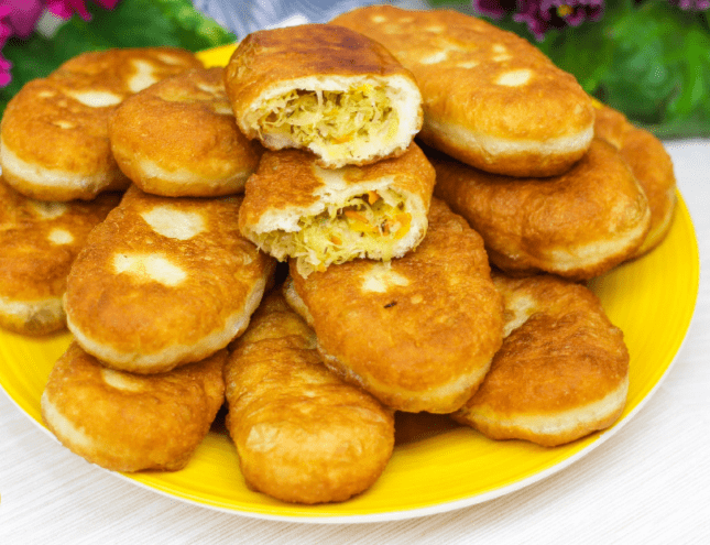 Frittierte Pirogge mit fermentiertem Kohl - pflanzliches Rezept. Die Pirogge sind sehr weich, luftig, zart und sehr lecker