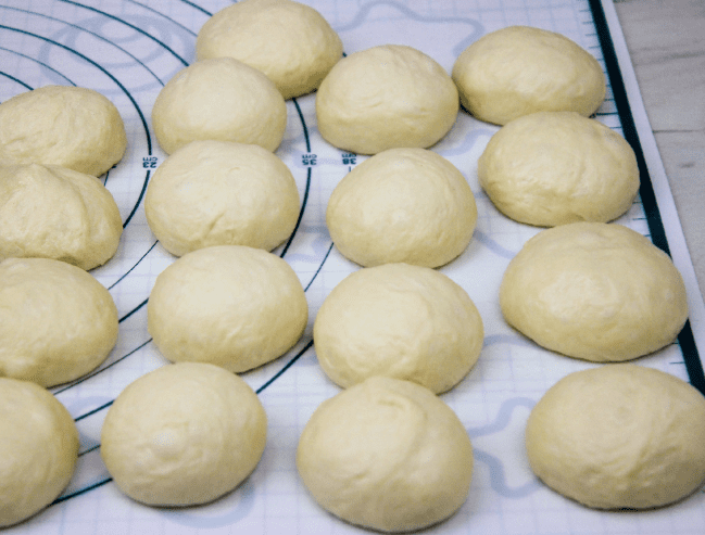 Frittierte Pirogge mit fermentiertem Kohl - pflanzliches Rezept. Die Pirogge sind sehr weich, luftig, zart und sehr lecker