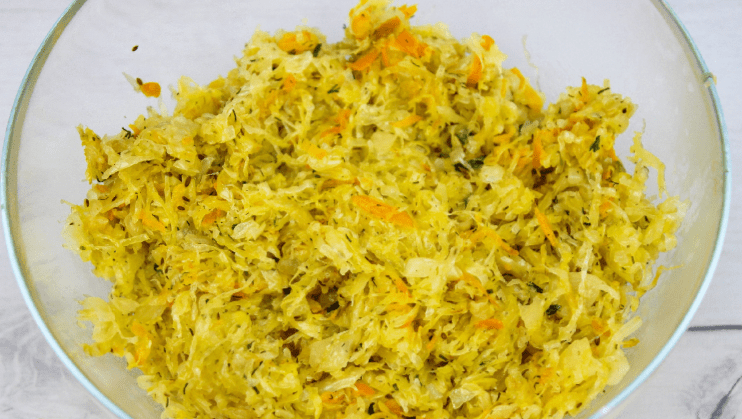 Frittierte Pirogge mit fermentiertem Kohl - pflanzliches Rezept. Die Pirogge sind sehr weich, luftig, zart und sehr lecker
