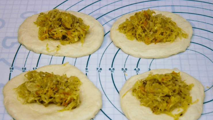 Frittierte Pirogge mit fermentiertem Kohl - pflanzliches Rezept. Die Pirogge sind sehr weich, luftig, zart und sehr lecker