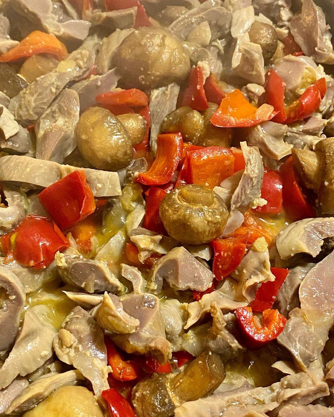 Ich zeige euch, wie ich Hühnermägen mit Pfeffer und Champignons zubereite: es schmeckt unglaublich lecker und sättigend, und die Zubereitung ist ganz einfach.