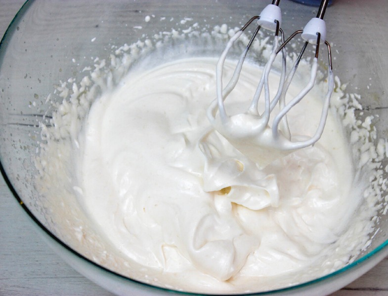 Apfel-Marshmallow - natürlich, das zarteste Dessert zu Hause zubereitet mit Handmixer