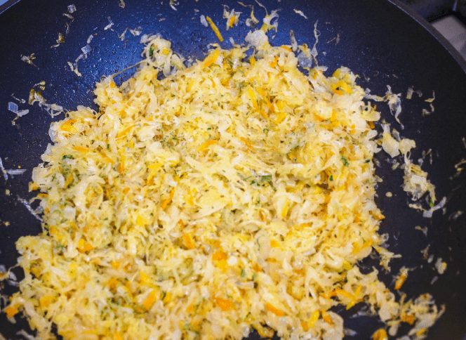 Frittierte Pirogge mit fermentiertem Kohl - pflanzliches Rezept. Die Pirogge sind sehr weich, luftig, zart und sehr lecker