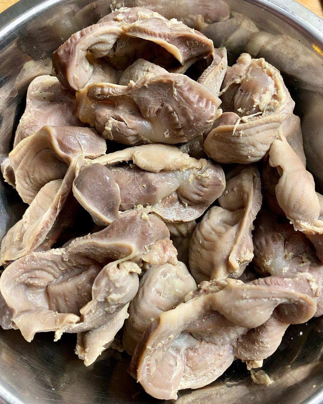 Ich zeige euch, wie ich Hühnermägen mit Pfeffer und Champignons zubereite: es schmeckt unglaublich lecker und sättigend, und die Zubereitung ist ganz einfach.
