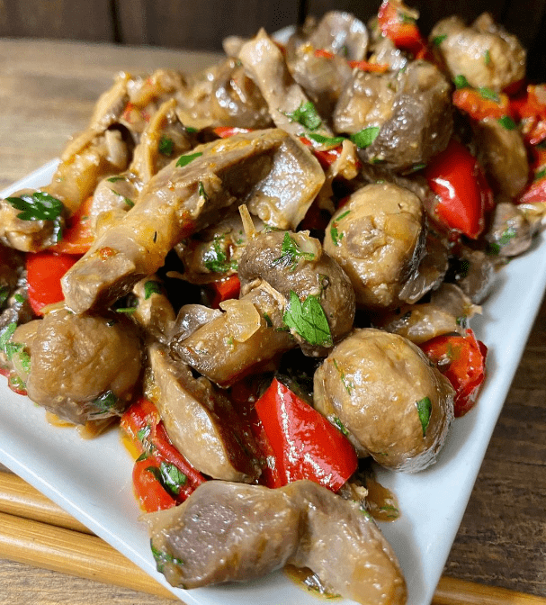 Ich zeige euch, wie ich Hühnermägen mit Pfeffer und Champignons zubereite: es schmeckt unglaublich lecker und sättigend, und die Zubereitung ist ganz einfach.