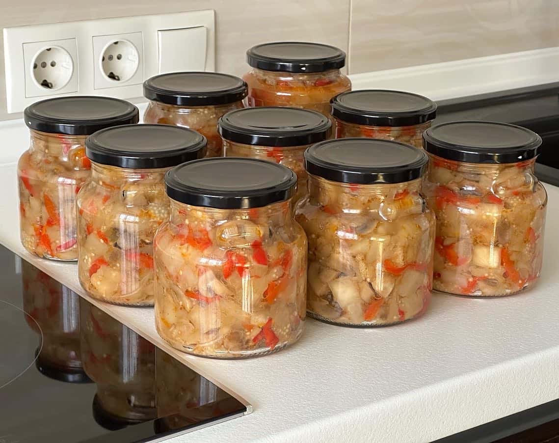 Unglaublich schmackhafter Kaviar mit Auberginen und Champignons für den Winter: Dieses Produkt verschwindet im Winter am schnellsten, wir essen es mit jeder Beilage.