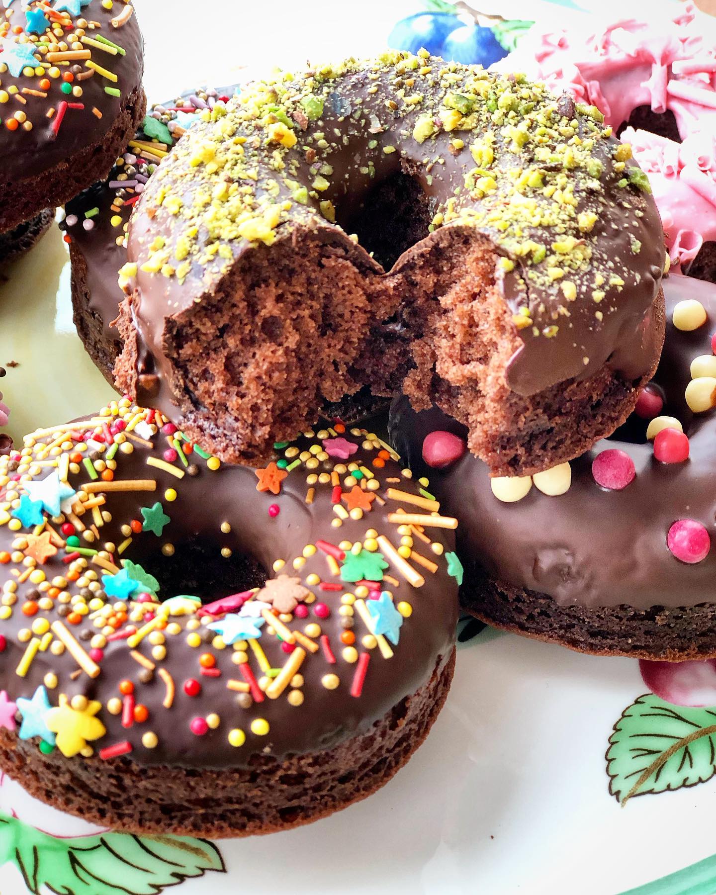 Diese Donuts backe ich im Ofen - sie sind mega lecker und mega schokoladig! Die Kinder sind einfach begeistert!
