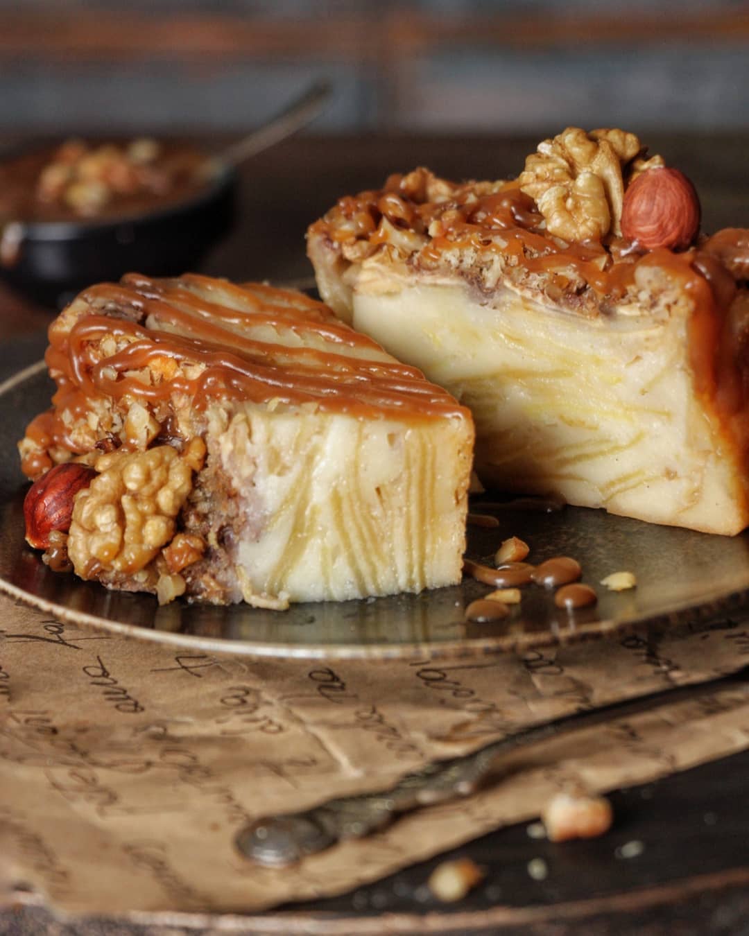 Teig ist überhaupt nicht spürbar, hier sieht es aus wie Äpfel mit gebackenem Creme - dieses Dessert ist so zart, dass es einfach im Mund schmilzt