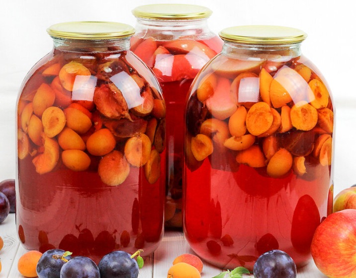 Der köstlichste Sortiment Compote für den Winter! Ein sehr duftender, duftender und reichhaltiges Getränk