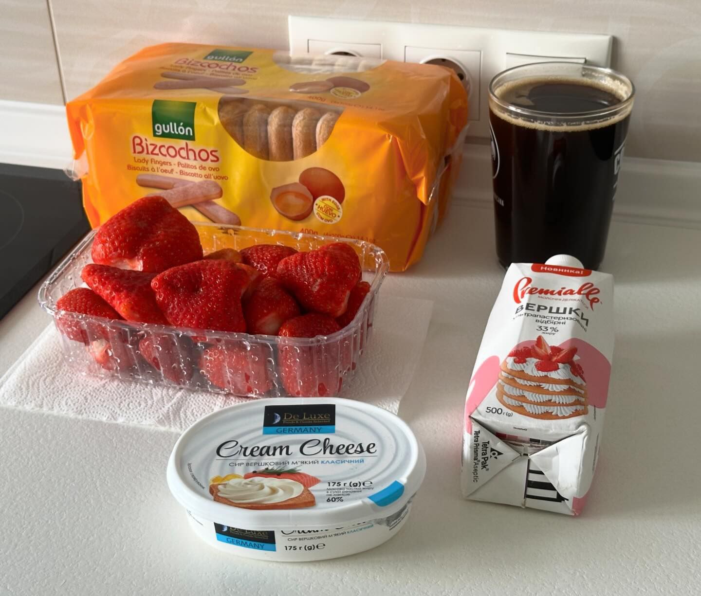 "Tiramisu" - klassisch und Erdbeer: einfaches und leichtes Rezept, ich habe mich nicht mit Eigelb herumgeschlagen